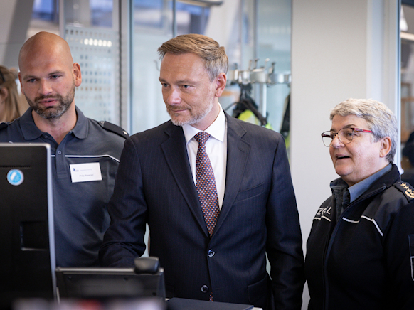 Finanzminister Christian Lindner und die Präsidentin der Generalzolldirektion Colette Hercher überzeugen sich beim Zollamt Hamburg von der digitalen Warenabfertigung.